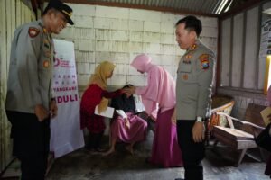 Polri Untuk Masyarakat : Kapolres Bojonegoro Beri Bantuan Anak Difabel