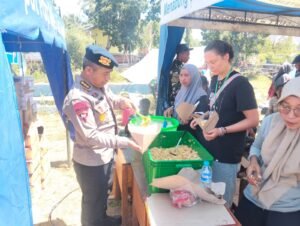 Pelayanan Makanan dan Evakuasi Korban Gempa oleh SAR Korbrimob Polri di Manggarai Timur